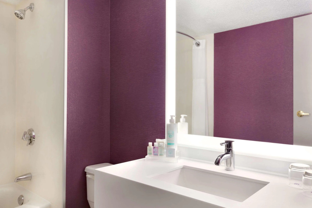 Coast Edmonton Plaza Hotel by APA