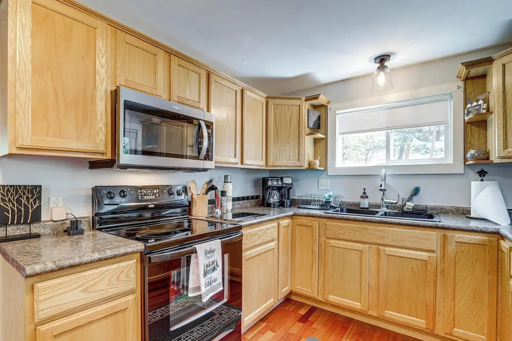 Deck, Trails & Forest Views! Ponderosa Park Cabin
