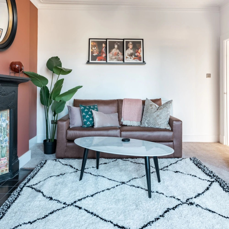 Kensington Place - 4 Bedroom Home w Free Parking