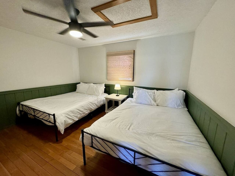 14 Guest, 7 Bed, 4 BR, Lakefront Cabin w/ Hot Tub