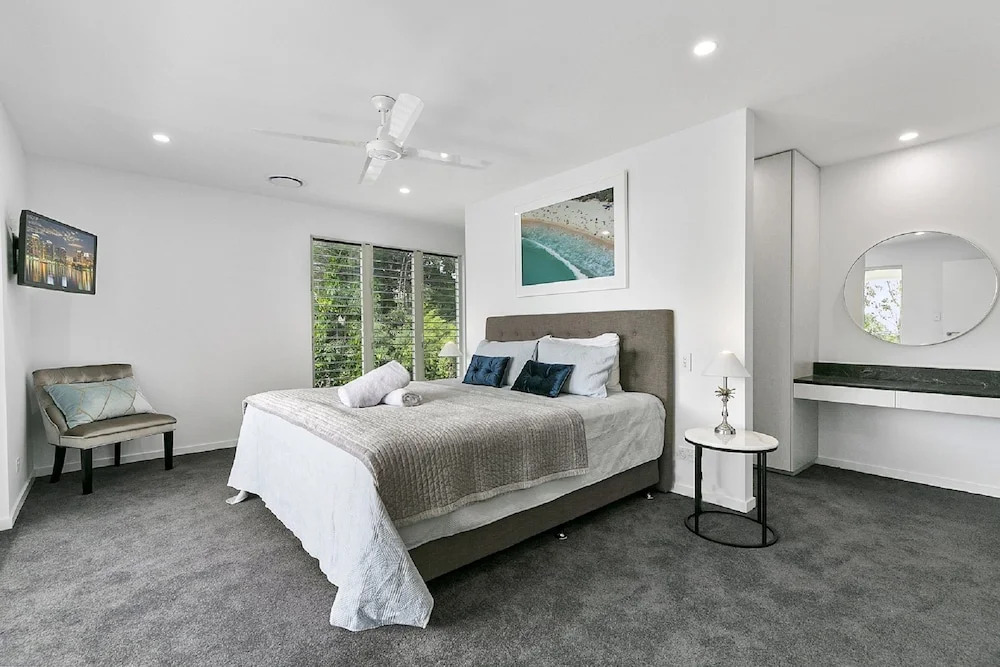 Ocean Views, Luxury Living in Noosa Heads - Unit 2/13 Angler Street
