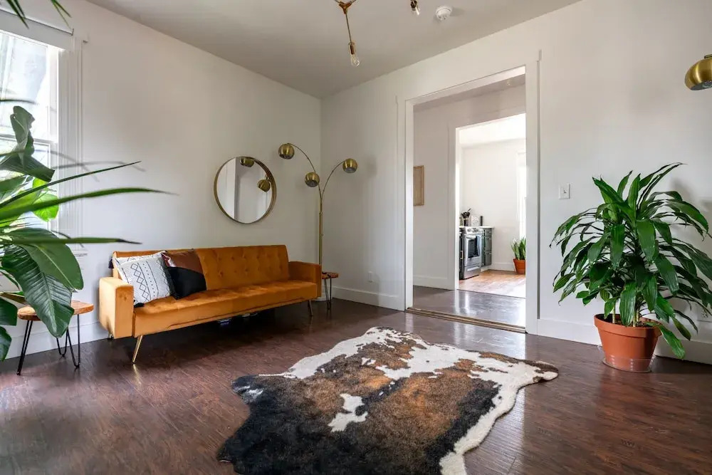 Jungle House Chillicothe Sleeps 24 Downtown Ohio Free Parking - Walk to Historic District - 5BR Luxury Home - Pet Friendly - King Beds - Over 5,800 Five Star Stays