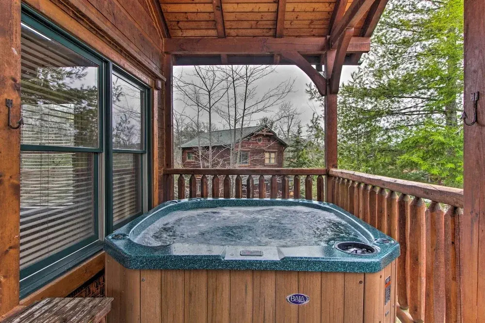 Cabin w/ Hot Tub & Deck, Near Smoky Mtn Trails!
