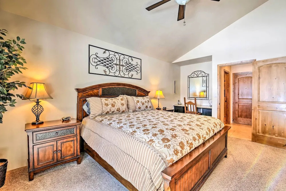 Steps to Golf Course: Condo w/ Grill in Pinetop!