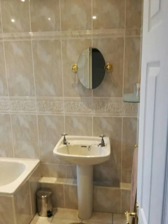 Flat - Sleeps 4 - Parking - Close to Airport