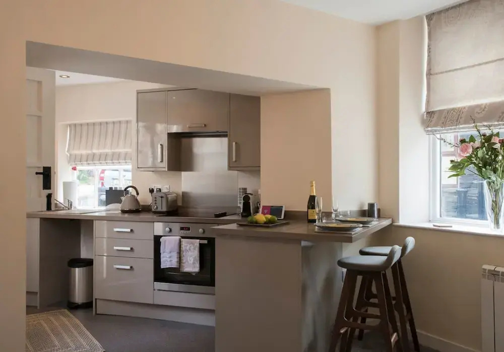 Cozy 1BR Apartment Central Ambleside With Parking