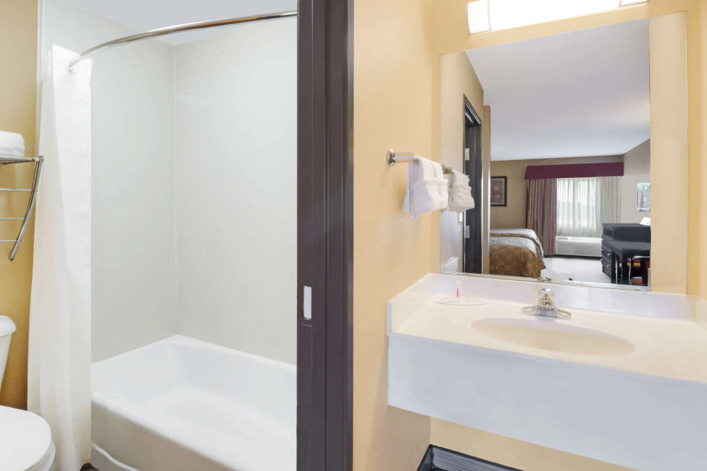 Super 8 by Wyndham Farmers Branch/North Dallas