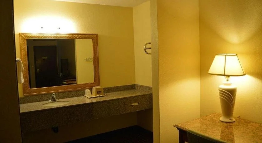Scottish Inn & Suites - Eau Claire