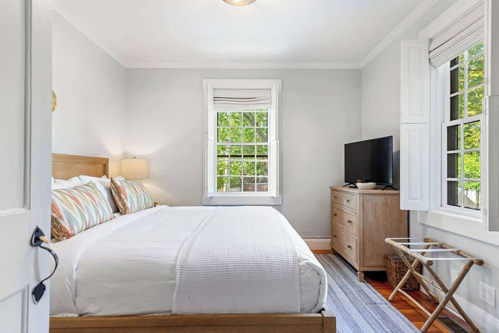 Sea Glass Suite - Luxury in Newport