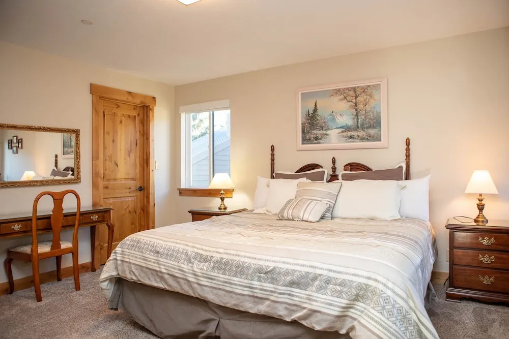 232 Cinnamon Ridge 3 Bedroom Condo by Redawning