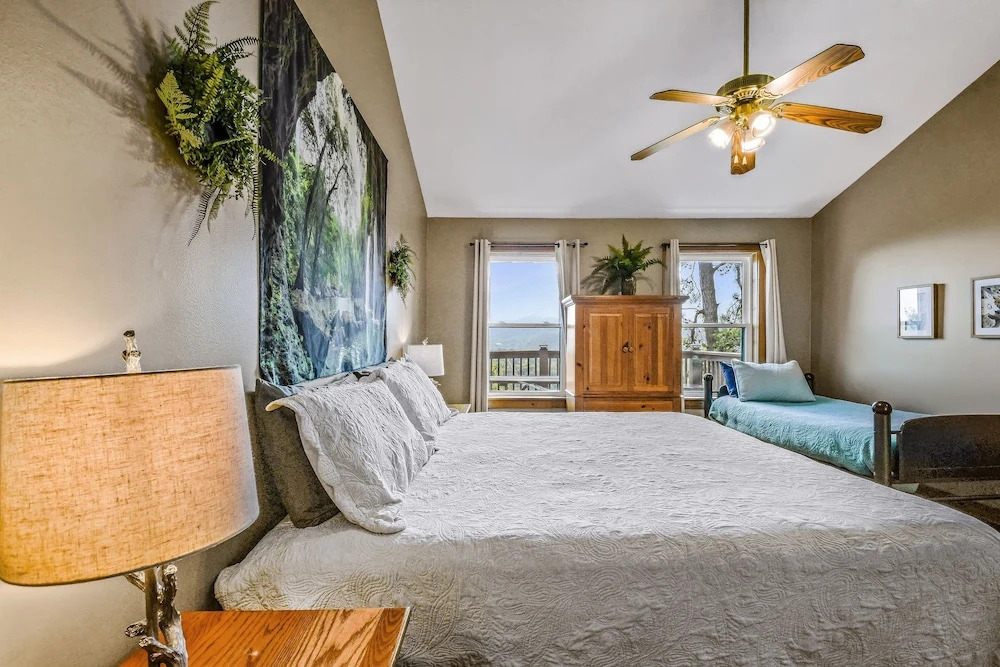 Roundtop Mountain Ridge 2 Bedroom Cabin by RedAwning
