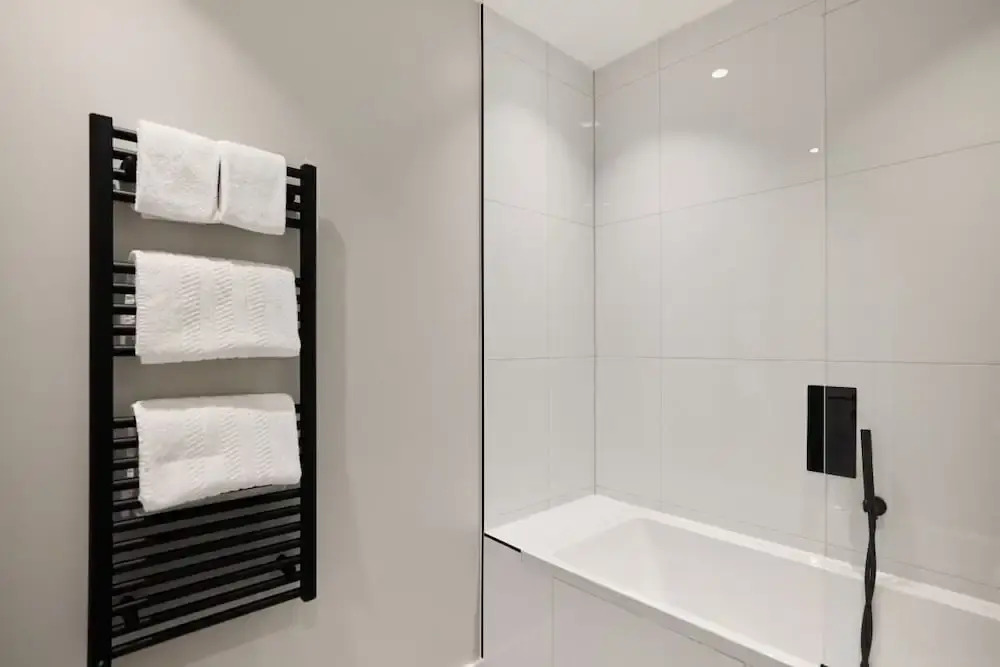 The Brondesbury Place - Bright 2bdr Flat With Balcony + Parking