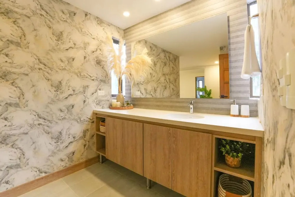 401 - Luxury 4BR Retreat With Private Bathtub and AC