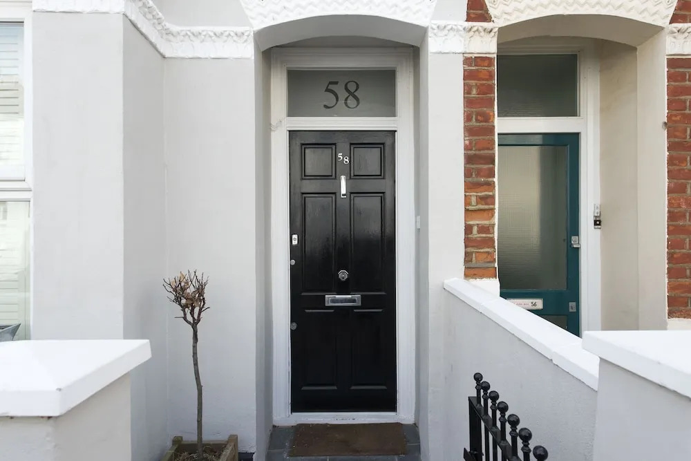 Beautiful 2BR Split Level Fulham Apartment