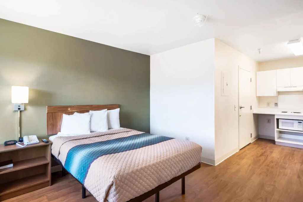 HomeTowne Studios by Red Roof Colorado Springs - Airport