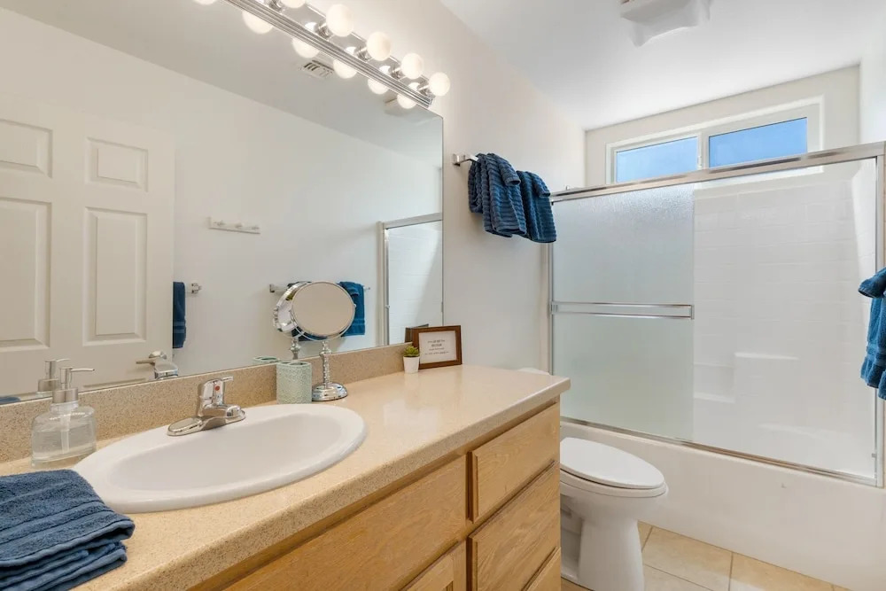 Colorful Cactus - Hot Tub, Bbq And Fire Pit! 4 Bedroom Home by RedAwning