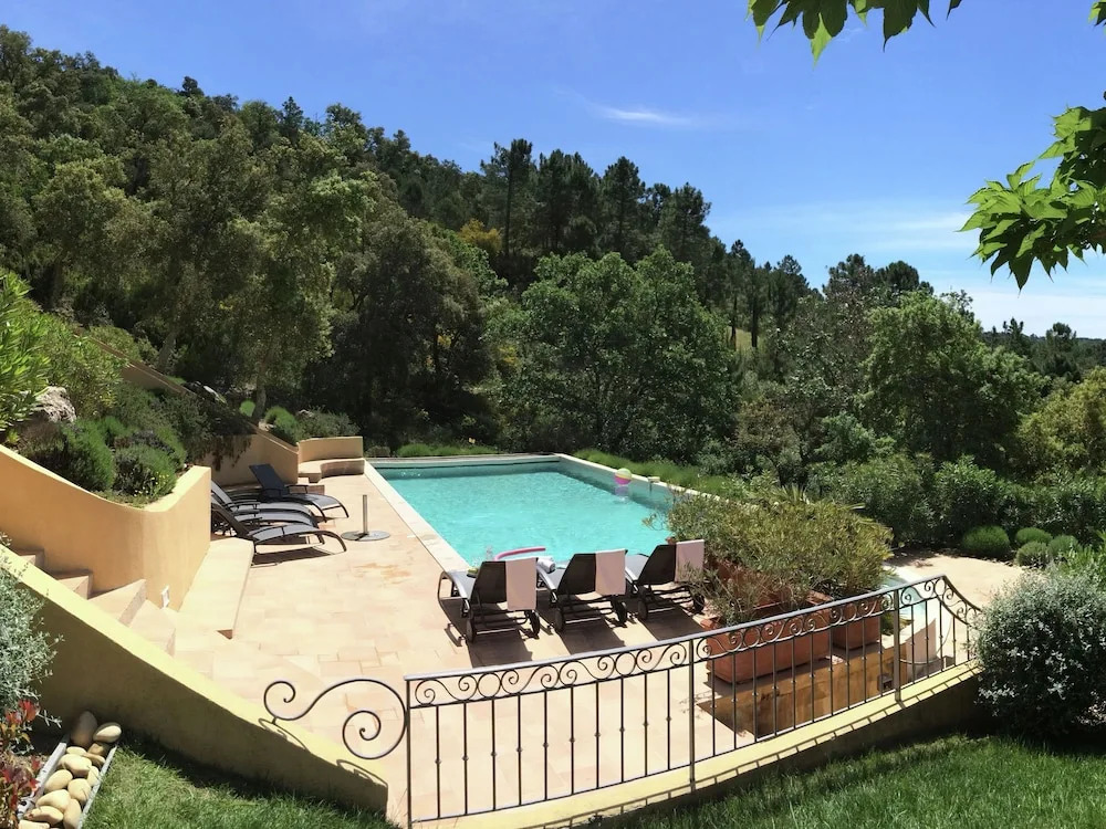 Villa in Le Muy with Private Pool and Lake