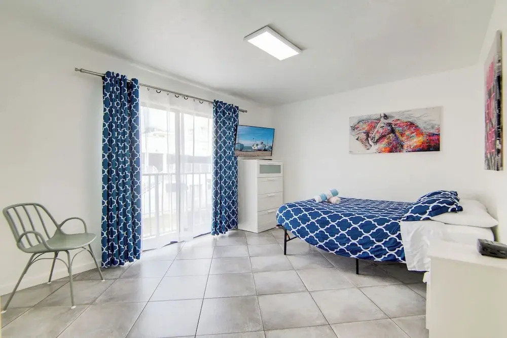 Collins 2 Bedroom with Free Parking by Deco 305