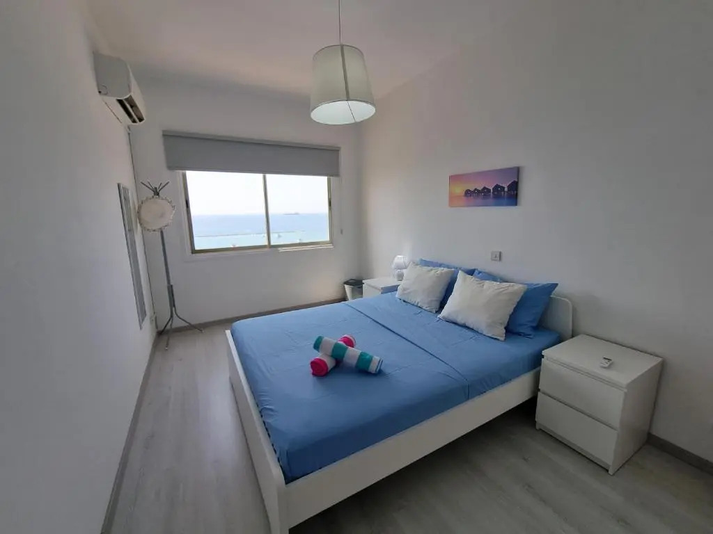 Super Modern Beachfront 1 bedroom - sleeps 4