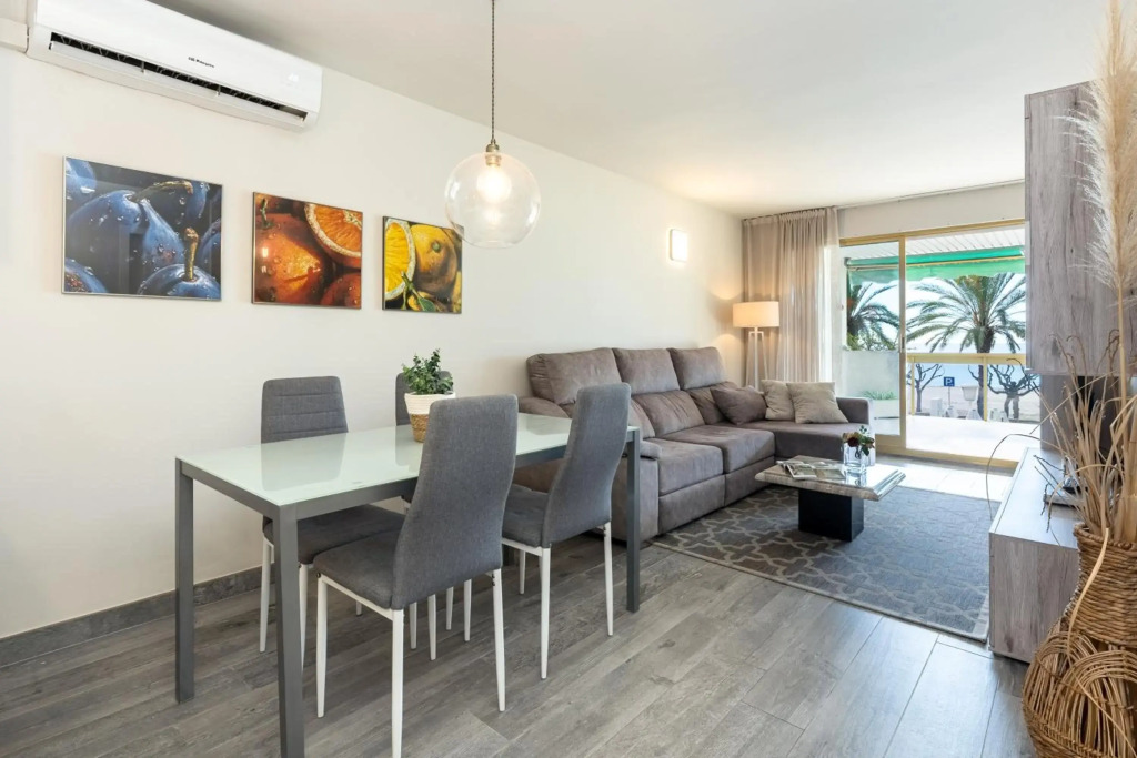 Apartment in front of the Beach