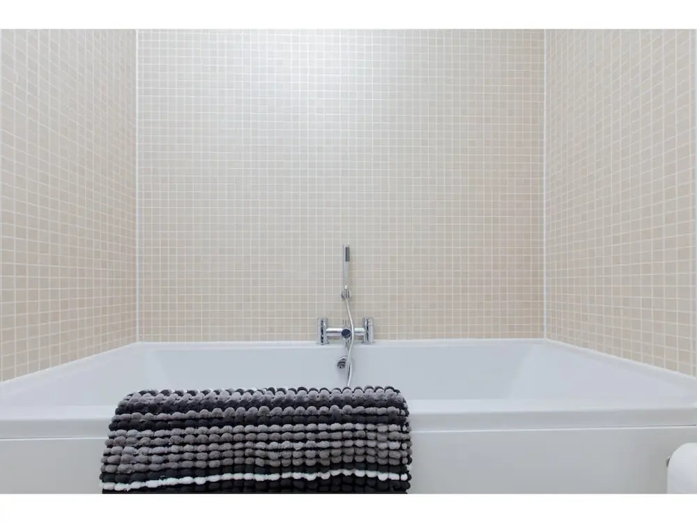 Bright, Contemporary Edinburgh Flat With Parking!