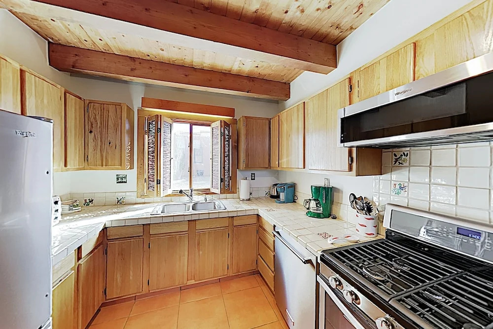 Southwest-chic W/ Private Yard 2 Bedroom Condo