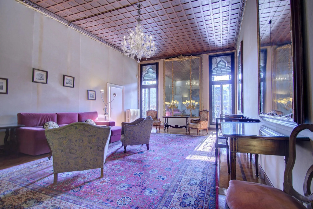 PANORAMIC 9 WINDOWS OVER GRANDCANAL, 3 bed, 2 bath