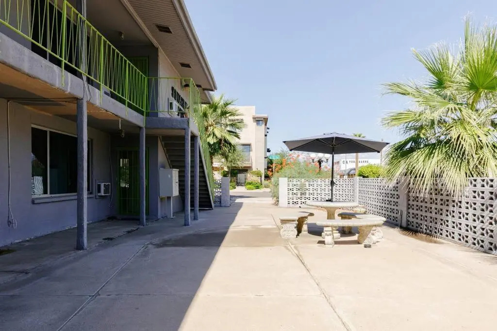 Walk to Old Town, Desert Oasis w/ King Suite