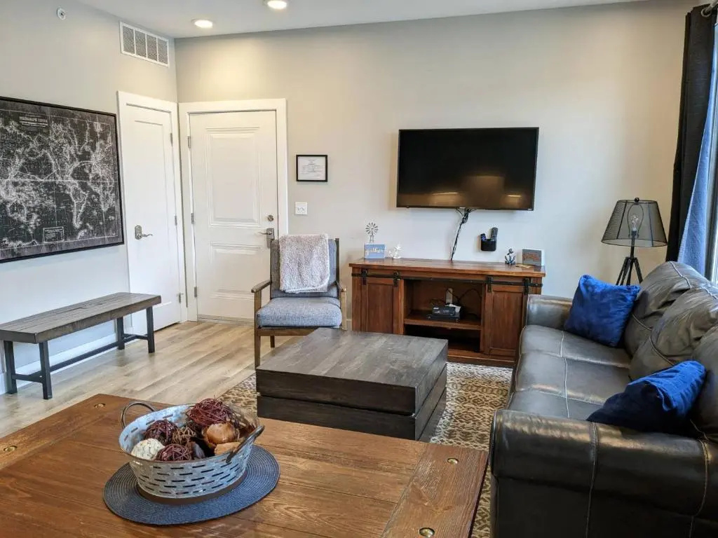 Trendy Downtown Condo-Walk to it ALL Capri 315