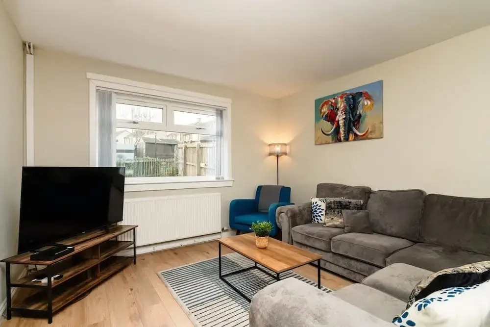 3 Bed House With Driveway