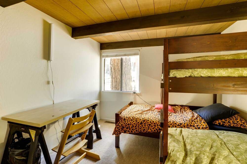 Spacious Cabin w/ Deck, < 3 Mi to Donner Lake