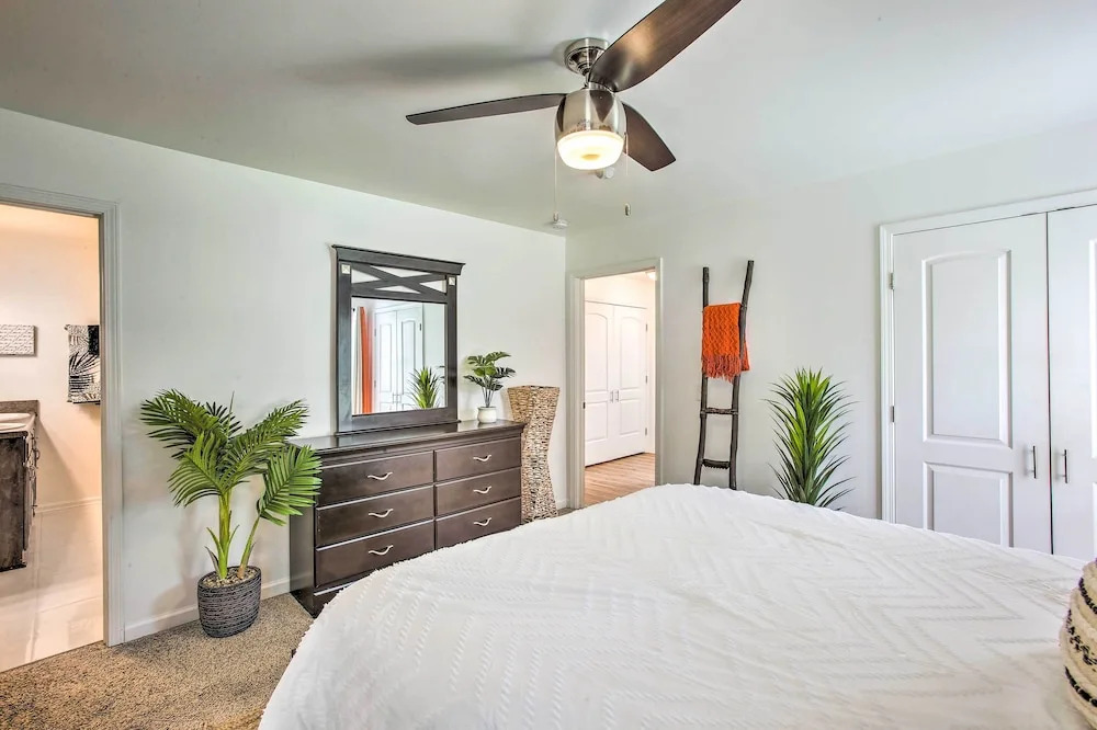 Charming Springfield Escape w/ Furnished Deck