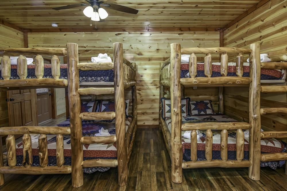 SmokyStays Indoor Heated Pool Cabin