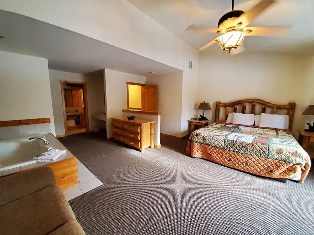 Grand Bear Resort at Starved Rock