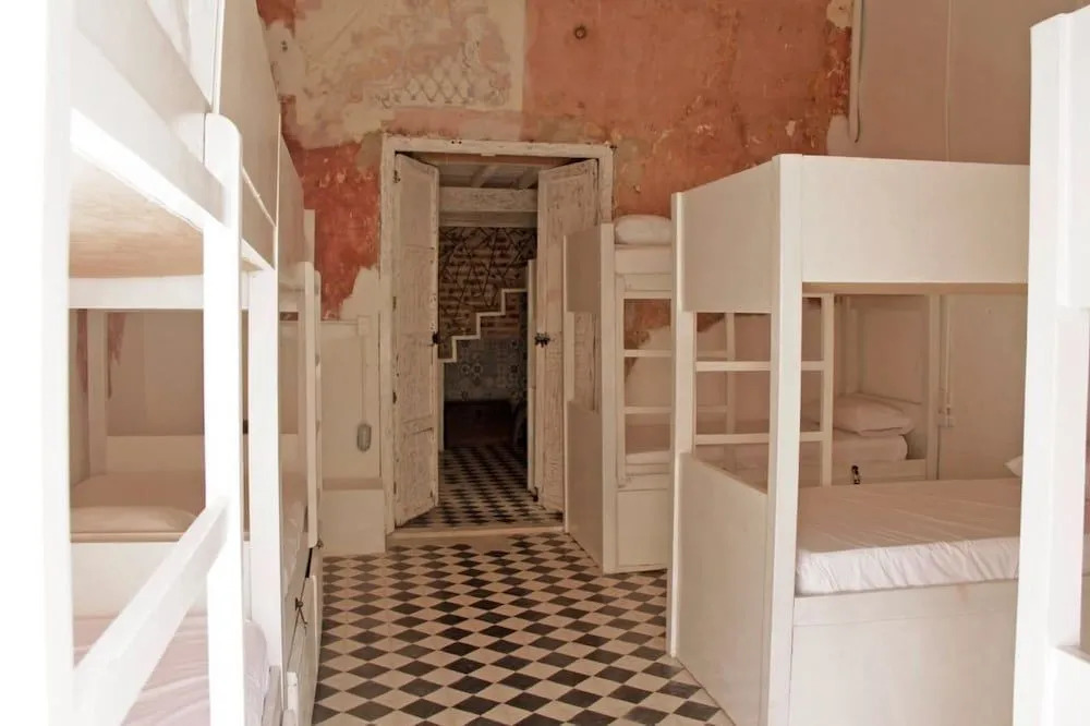 Be Lounge Hostel
