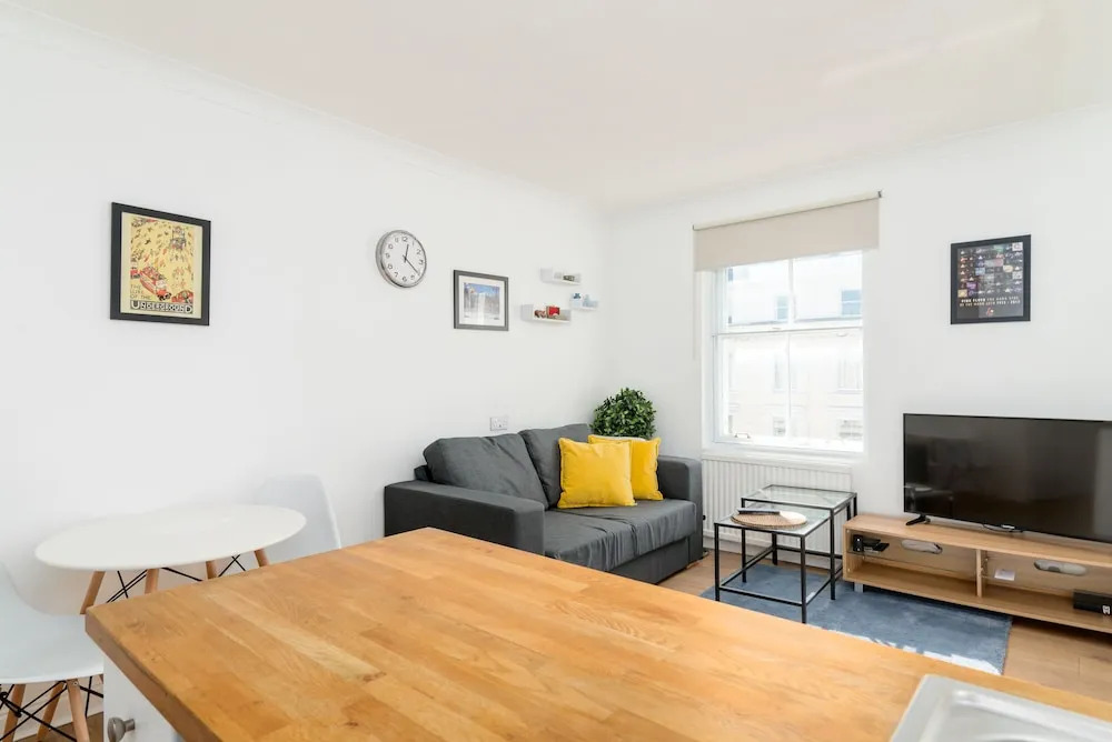Bright Studio Flat, Amazing Location!
