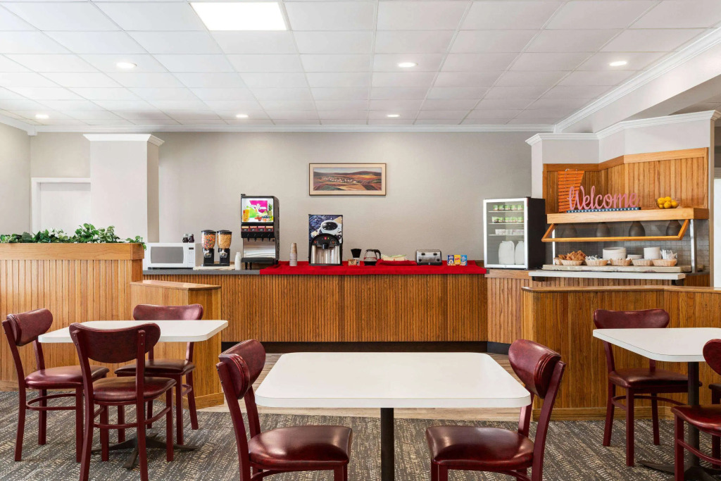 Ramada by Wyndham Richland Center