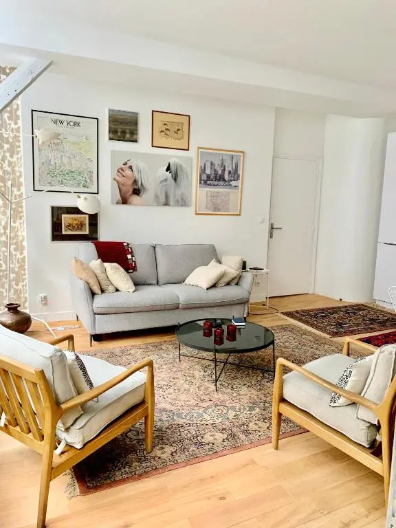 Top cozy apartment in the Upper Marais Area