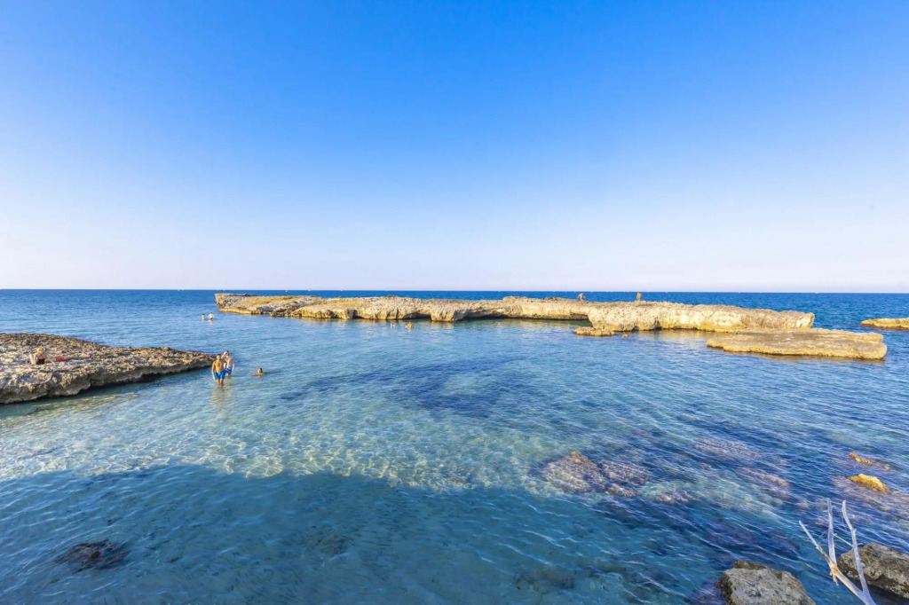 Beachfront apartment overlooking the sea of Torre Specchia-Incoronata