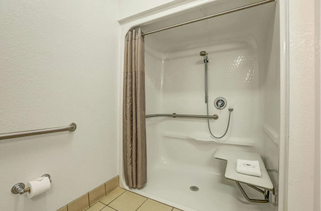 Howard Johnson by Wyndham Lemoore