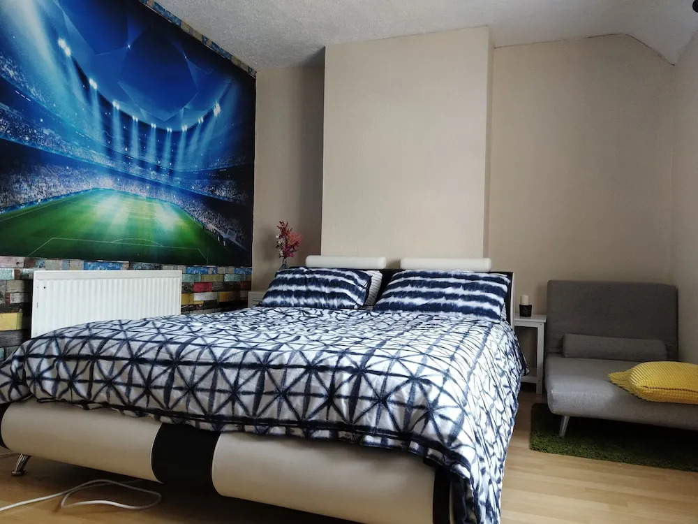 2 Bedrooms House