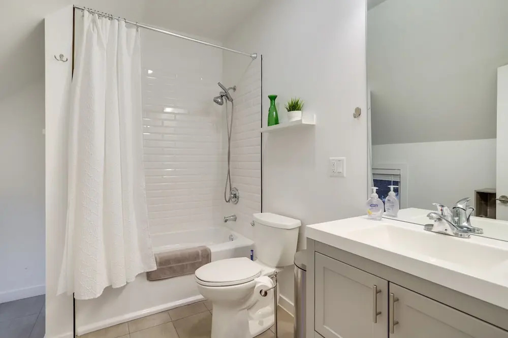 South Haven Oasis - Private Hot Tub, Pool & Grill!
