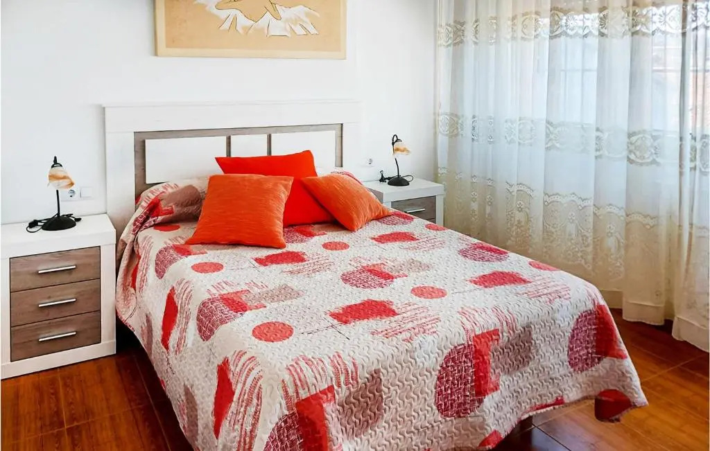 Amazing apartment in Fisterra with 4 Bedrooms and WiFi