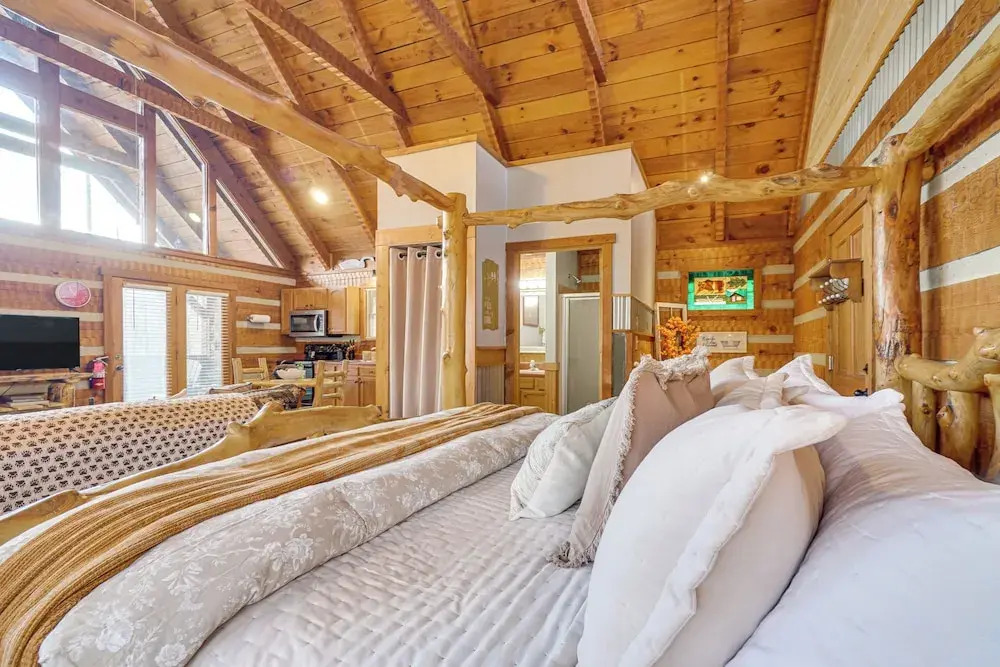 Honey Bear Pause: Rural Escape w/ Porch & Hot Tub!