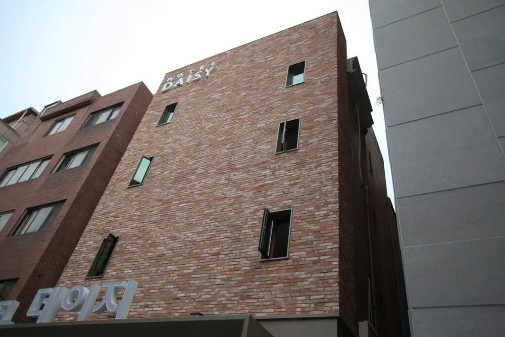 Sinchon Local Friends Hotel