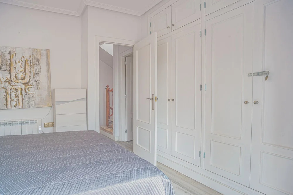 Beautiful 3-bed House With Communal Pool