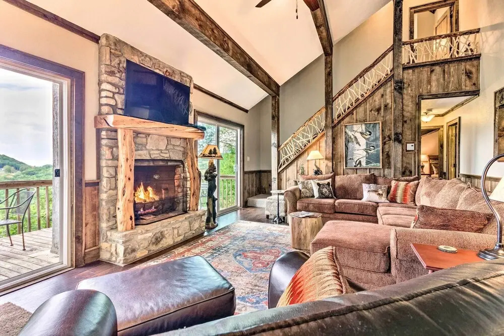 3 Mi to Beech Mtn: Treetop Cabin w/ Deck & Views
