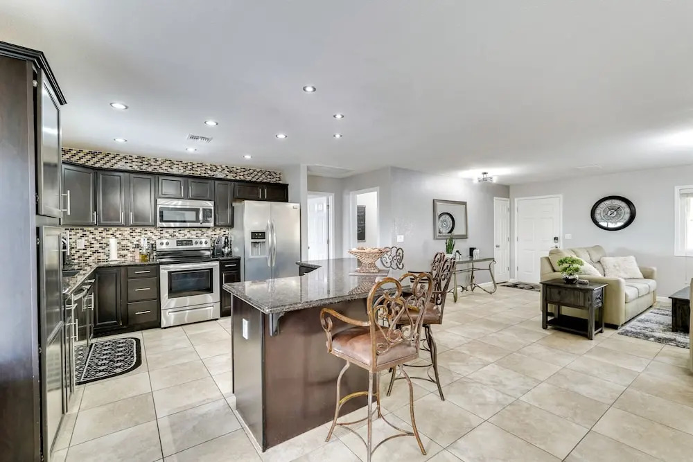 5 Mi to Beach: Poolside Paradise in Lake Havasu!