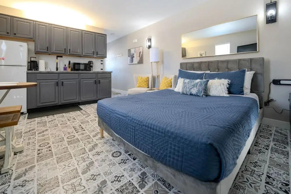 Corner Top Floor Fall Creek Convenient to 76