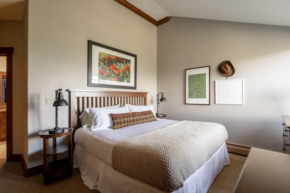 Twin Chutes by Avantstay Beautiful Ski in Ski out Condo w/ Access to Hot Tub & Gym